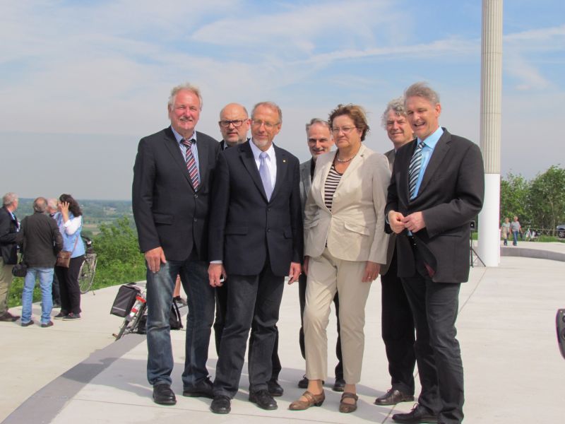 Bürgermeister Roland Schäfer, Regionaldirektorin Karola Geiß-Netthöfel  und Landrat Michael Makiolla (vorne von links) eröffneten die neugestaltete Spitze der Adener Höhe.