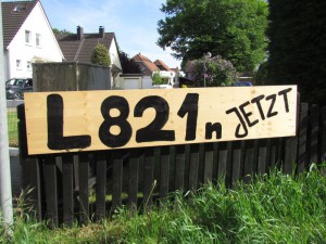 Aufforderung zum Bau der L 821n an der Kampstraße in Weddinghofen.