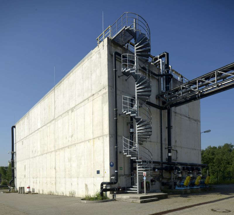 Der Pufferbehälter der Kläranlage ist mehr als 27 m lang, 11 m hoch und verfügt über ein Fassungsvermögen von 5.000 Kubikmetern Abwasser.