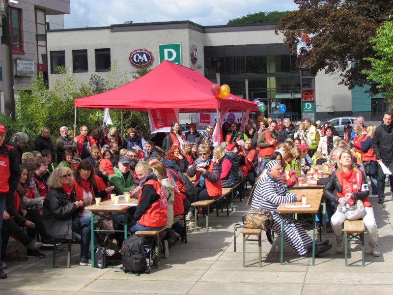 Zentrale Streikkundgebung für den Verdi-Bezirk Unna/Hamm auf dem Platz der Partnerstädte. 
