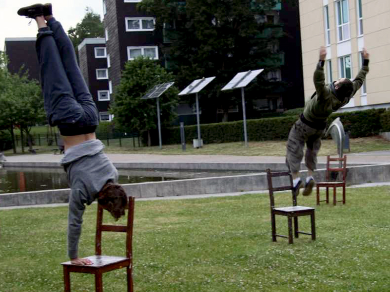 Profitänzer der Folkwang-Hochschule Essen probierten schon mal den Tanz mit dem Stuhl im Bergkamener Wasserpark.