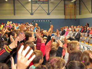 Mit einem Lied verabschiedeten sich alle Kinder der Gerhart-Hauptman-Grundschule von ihrem Rektor Walter Teumert.
