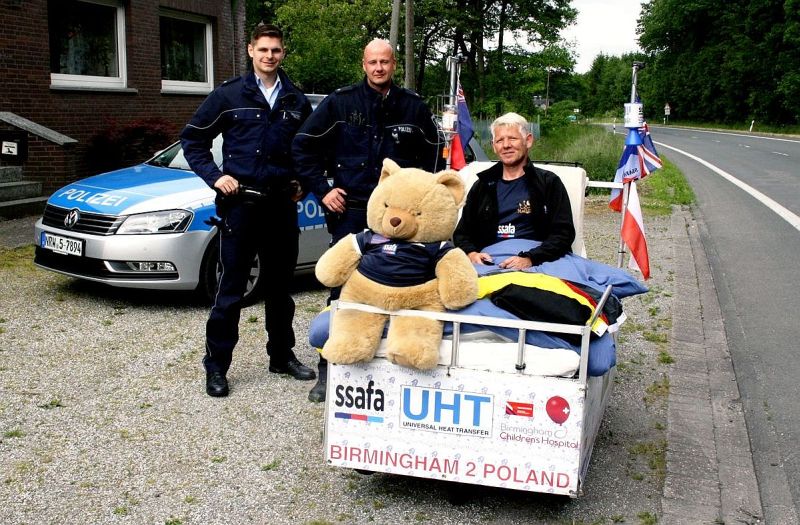 Jann Berger und Sven Krämer von der Polizeiwache Werne mit Andy Seery und seinem fahrenden Bett.