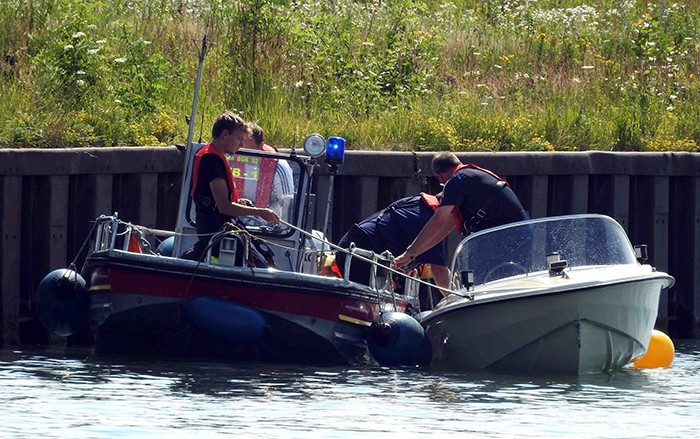 2015_07_11_Feuerwehreinsatz Boot droht zu sinken auf dem Kanal (17)