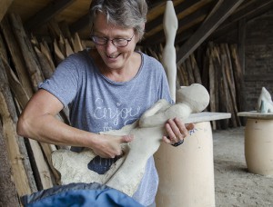 Silke Kieslich packt ihr Kunstwerk aus Stein ein - ihr erstes bei der Sommerakademie.