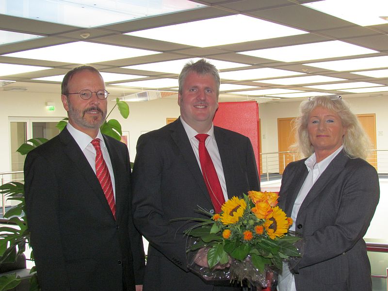 Der Sparkassen-Vorstand Beate Brumberg und Martin Weber gratulierten Michael Klostermann zu seiner 25-jährigen Sparkassenzugehörigkeit. (Jörg Wolters befindet sich nzurzeit in Urlaub.)