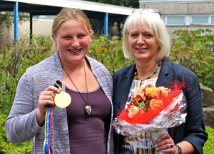 Schulleiterin Bärbel Heidenreich gratuliert Julia Ritter zu ihrem Riesenerfolg bei den Leichtathletik-Weltmeisterschaften.