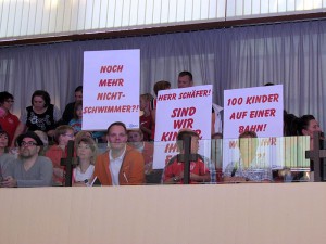 Die TuRa Wasserfreunde und die DLRG Bergkamen machten am Mittwoch auf der Zuschauertribüne des Ratssaales deutlich, was sie von einem Zentralbad halten.