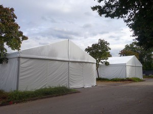 Die großen Zelte, in denen die Flüchtlinge schlafen, sowie die das Sanitärzelt und das Speisezelt sind bereits aufgebaut.