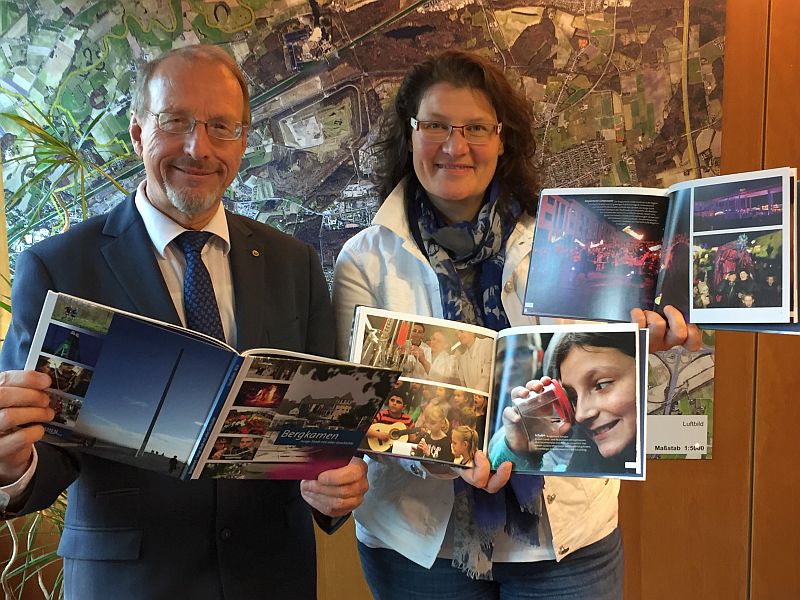 Bürgermeister Roland Schäfer und Monika Lichtenhof stellen den neuen Bergkamener Bildband vor.