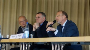 Informationen gab es aus erster Hand (v.l.): Moderator Thorsten Wagner, Andreas Kleff von den Johannitern und Bürgermeister Roland Schäfer.