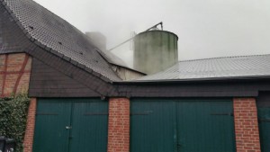 Wo "Rauch" ist, muss es nicht immer brennen. Diese Wolken über dem Dach des Hofes Darenberg bestand glücklicherweise nur aus Dampf.