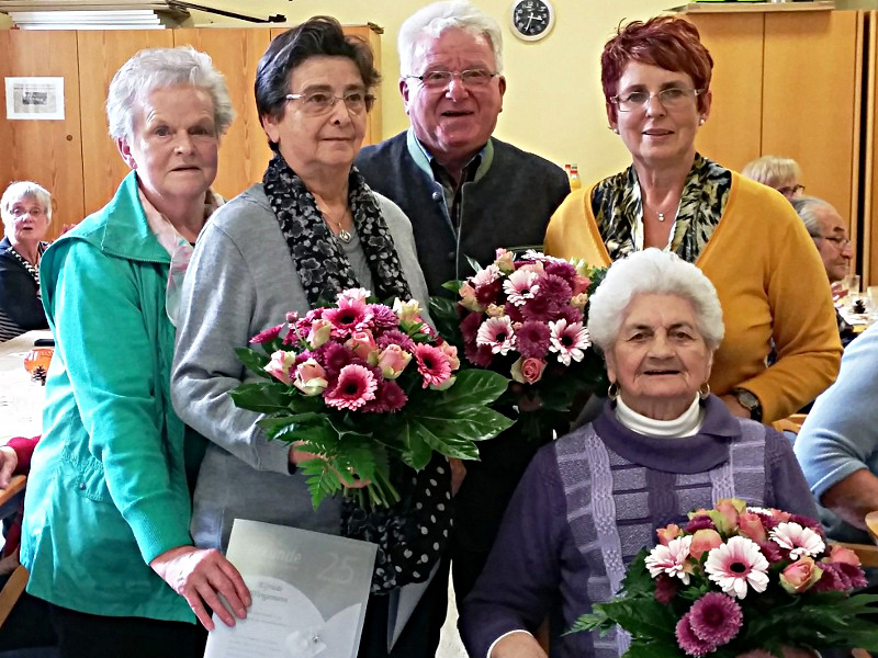Das Foto zeigt (v.l.n.r.): Ortsvereinsvorsitzende Inge Gast, Brunhilde Vogt,  Kreisvorsitzender Wilfried Bartmann, Elfriede Wangemann, Angelika Schaeffer