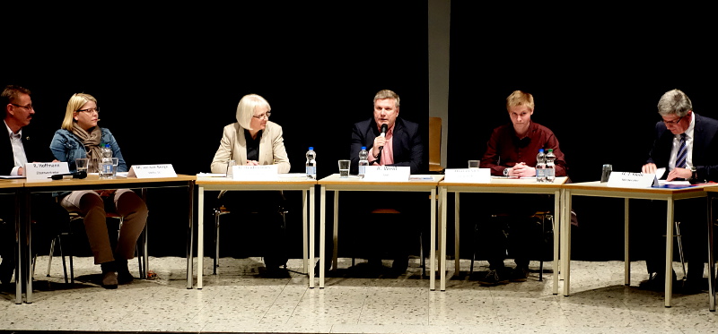 Podiumsdiskussion am Gymnasium mit dem SPD-Landtagsabgeordneten Rüdiger Weiß (m.)