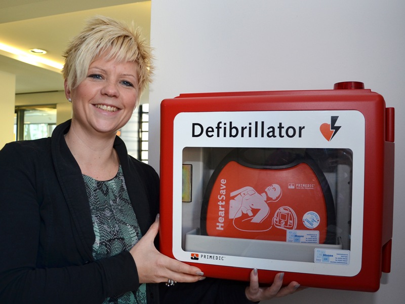 Auch im Kreishaus in Unna gibt es einen Defibrillator. Standort ist bei Nicole Vieler (Foto) und ihren Kolleginnen an der Info im Erdgeschoss. Foto: B. Kalle – Kreis Unna 