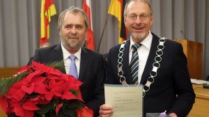 Seit 25 Jahren gehört Harald Sparringa (l.) dem Bergkamener Stadtrat an. Bürgermeister Roland Schäfer überreichte ihm eine Urkunde und eine Uhr.