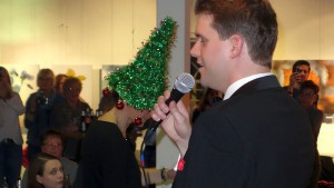 Gab sein beeindruckendes gesangliches Debut beim "Swing in den Heiligabend: Jan Schmitt, im Hintergrund Sandra Horn mit ihrer grünen Weihnachtsbaum-Perücke
