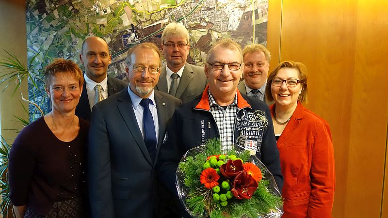 Bürgermeister Roland Schäfer hat am Mittwochmorgen Werner Turk (mit Blumen) offiziell aus den städtischen Diensten verabschiedet.