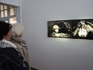 Fasziniert und weckt nicht nur Erinnerungen, sondern auch Fragen: Die Lichtkunst aus Kohle von Nikola Dicke.