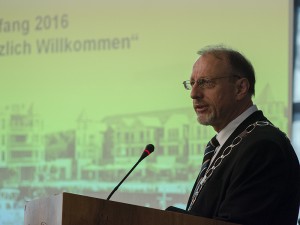 Bürgermeister Roland Schäfer bei seinem Rückblick und Ausblick.