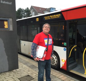 Mitarbeiter der VKU informieren in den Bussen über das neue 10er Ticket.