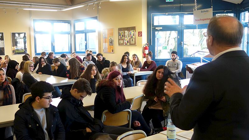 Bürgermeister Roland Schäfer informiert die Schüler des 12. Jahrgang über die aktuelle Flüchtlingslage.