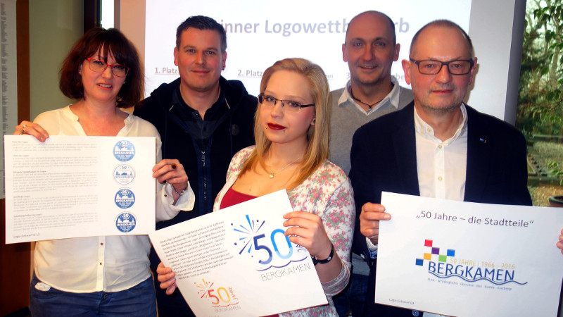Die Gewinner des Logo-Wettbewerbs (vorn. v.l.) Christine Billigmann, Laura Biela und Norbert Mertins, im Hintergrund Karsten Quabeck (l.) und der Amtsleiter Zentrale Dienste Thomas Hartl.