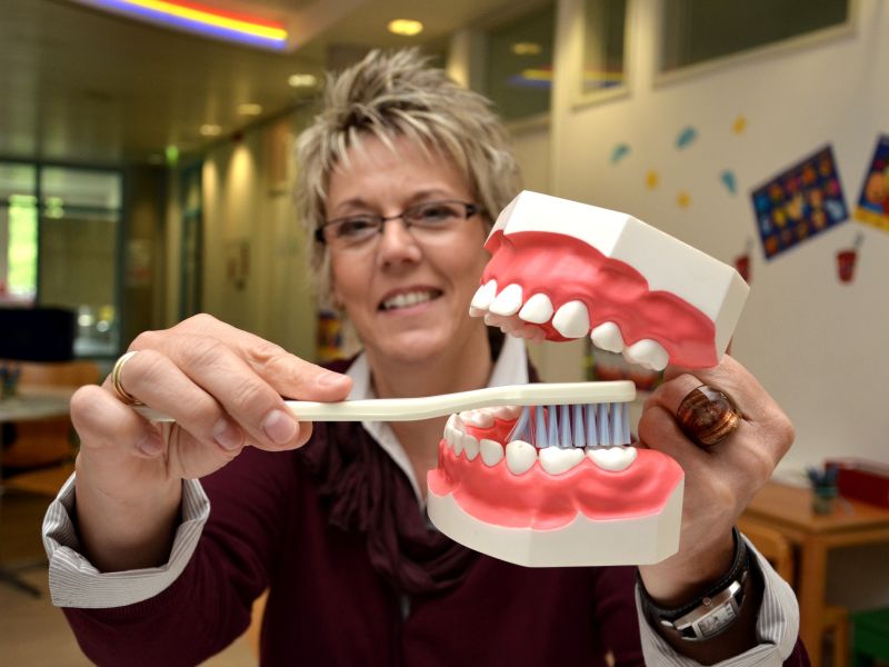Prophylaxe-Fachkraft Heike Reimann vom Zahnärztlichen Dienst des Kreises zeigt am Modell, wie Kinderzähne richtig geputzt werden. Foto: B. Kalle – Kreis Unna