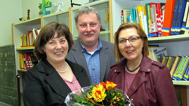Blumen für die neue Schulleiterin (v.l.): Martina Hoppe, Andreas Kray und Christine Busch.
