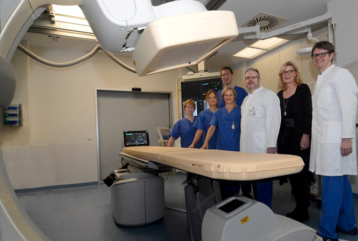 Chefarzt Dr. Marcus Rottmann (3.v.r.) und sein Team und Krankenhausleiterin Anke Ronge (2.v.r.) freuen sich über die Möglichkeiten der neuen Angiographieanlage.