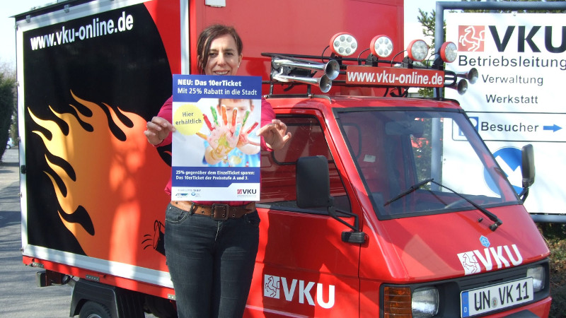 Sabine Schröder von der VKU ist mit dem VKU-Infomobil auf allen Wochenmärkten im Kreis Unna unterwegs, um über die neuen 10erTickets zu informieren. Foto: VKU 