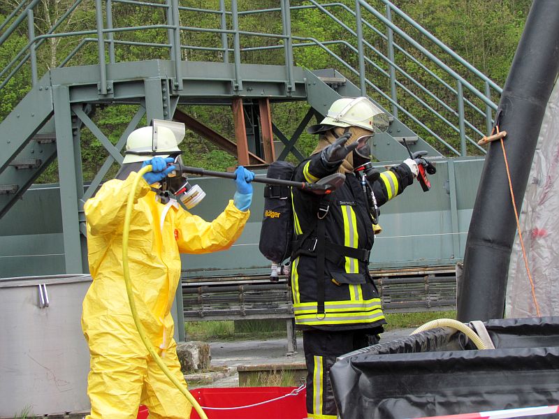 nach dem einsatz auf dem ammoniak tankschiff wurde dieser feierwehrmann grndlich abgeschrubbt - Feuerwehrubungen Beispiele nach dem einsatz auf dem ammoniak tankschiff wurde dieser feierwehrmann grndlich abgeschrubbt - Feuerwehrubungen Beispiele