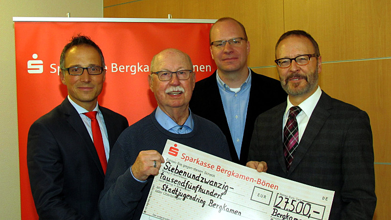 Spendenübergabe an den Stadtjugendring (v.l.)_: Michael Krause, Karl-Heinz Chuleck, Christian Scharway umd Martin Weber.
