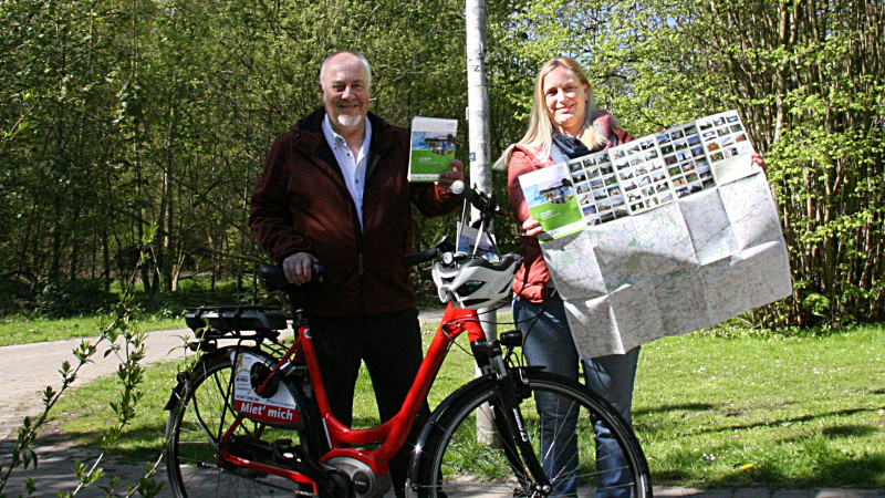 Klaus-Peter Dürholt und Birgit Heinekamp vom Kreis stellen die neue Fahrradkarte des Kreises vor. Foto: G. Klumpp – Kreis Unna 