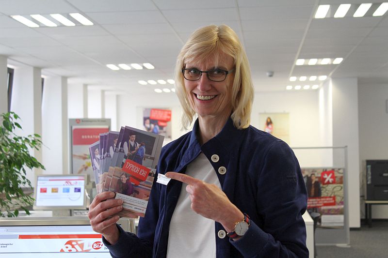 Martina Leyer hält die neuen Flyer zur Kampagne „typisch ich!“ in der Hand. Foto: Nathalie Neuhaus