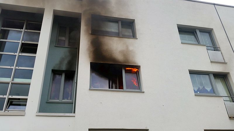 Als die Feuerwehrleute am Stadtmarkt eintrafen, loderten Flamen aus dem Küchenfenster im 1. Obergeschoss. Fotos: Feuerwehr Bergkamen