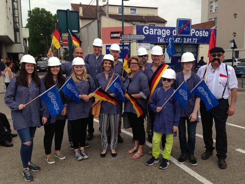 Bergkamener Delegation beim Carnaval in der französischen Partnerstadt Gennevilliers.
