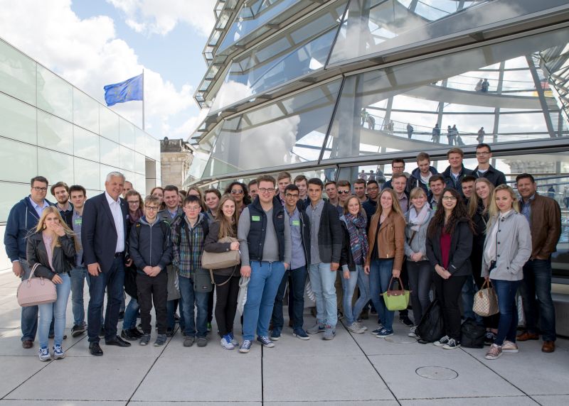 Gruppenbild mit Hubert Hüppe MdB an der Kuppel des Reichstagsgebäudes.