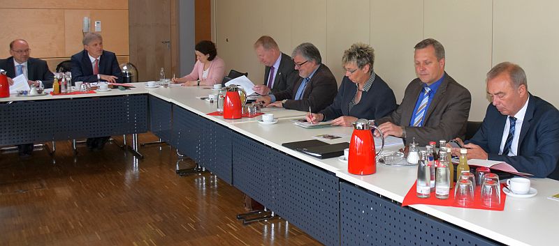 NRW-Minister Rainer Schmeltzer (links) war zu Gast in der Bürgermeisterkonferenz. Foto: L. Witteler – Kreis Unna 