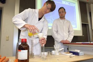 Chemie zum Anfassen: Ein modernes Spektrometer erlaubt den Schülerinnen und Schülern umfassende Analysen von Naturstoffen aus dem Schulgarten. 