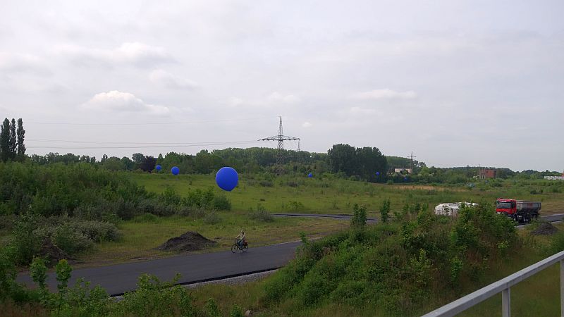 Blaue Ballons gaben einen Eindruck von der Lage und Größe des künftigen Adensees. Mittendurch führt die neue Baustraße, die  bereits fertiggestellt ist.