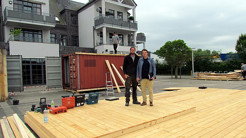 Tim Vennemann (l.) und Birger Schwalvenberg von der Firma "Schaukelbaum" am Freitag bei den Aufbauarbeiten für die "Strandbar Findling".