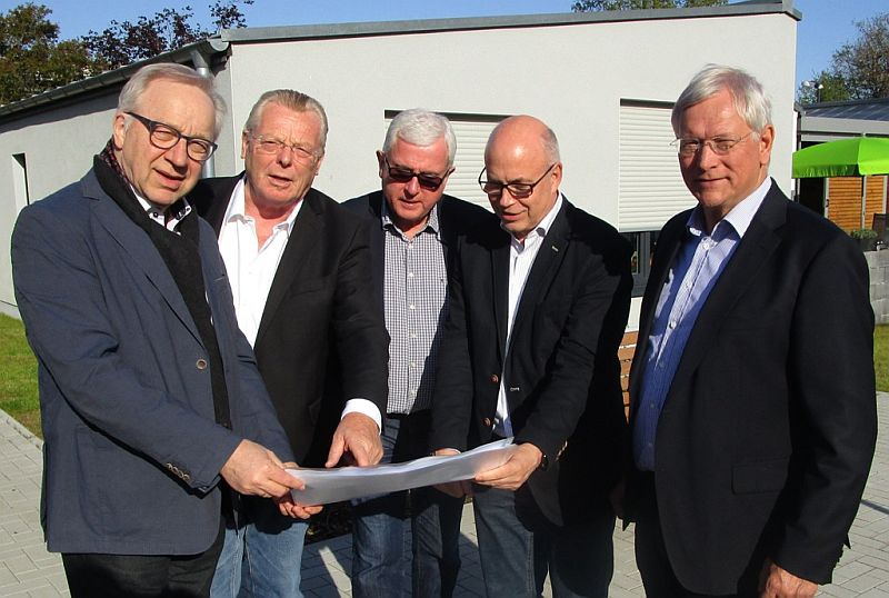 Prominente Besucher der neue Bungalow-Anlage der UKBS (v. l.):  Dr. Hermann Janning, Rolf von Bloh, Dr. Hans-Ulrich Predeick, Matthias Fischer und Eckhard Uhlenberg. 