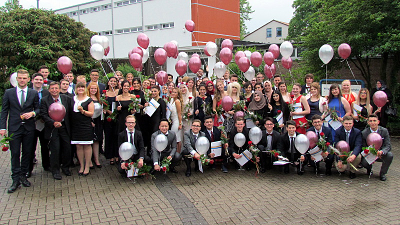 Die 62 Abiturienten der Willy-Brandt-Gesamtschule Bergkamen