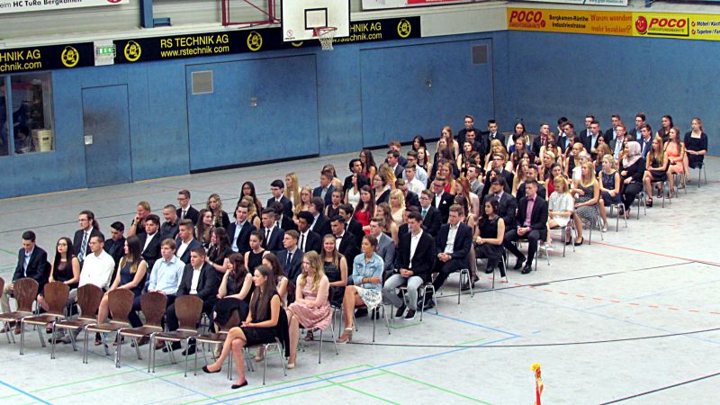 Die Abiturientia 2016 des Gymnasiums. Acht Abiturienten haben bereits ihren Platz im Bachkreis eingenommen.