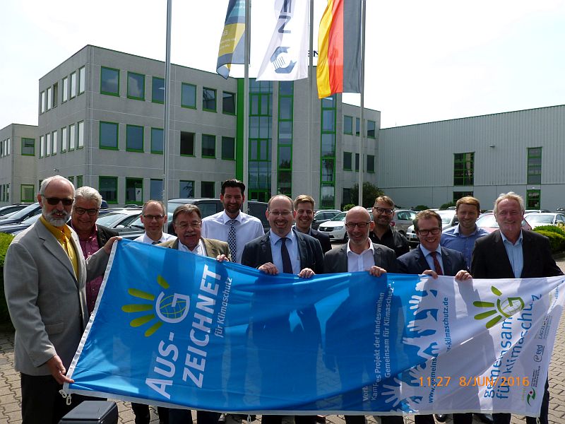 Fachbereichsleiter Ludwig Holzbeck (l.) überreichte die Klimaschutzflagge im Rahmen einer Feierstunde an Frank Welzel (5.v.r.) von der Firma Bulten. Foto: M. Gluth – Kreis Unna 