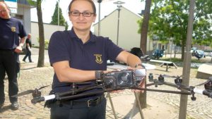 Sylvia Pratzler-Wanczura mit dem "unbemannten Flugsystem", das auch als fliegende Wärmebildkamera arbeitet.