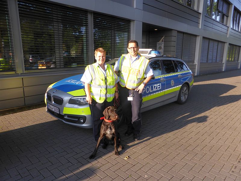 Beamte der Autobahnpolizeiwache Kamen retteten Hund "Cathy" von der Autobahn.
