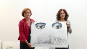 Die Künstlerin Rita Viehoff hat die oft tödliche Flucht übers Mittelmeer zum Thema ihrer Bilder gemacht, hier mit Kulturdezernentin Simone Schmidt-Apel
