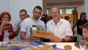 "Bäcker" Houssam Ayoub mit Bürgermeister Roland Schäfer.